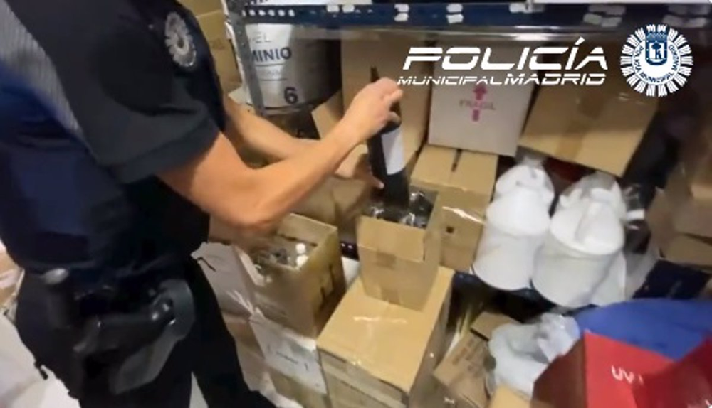 La Policía Municipal de Madrid incauta los cosméticos peligrosos.