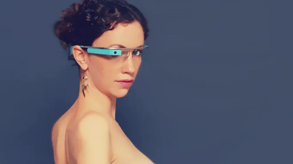 Una imagen promocional de la aplicación de MiKandi para Google Glass, que despliega pornografía en los lentes inteligentes y que ya fue prohibida