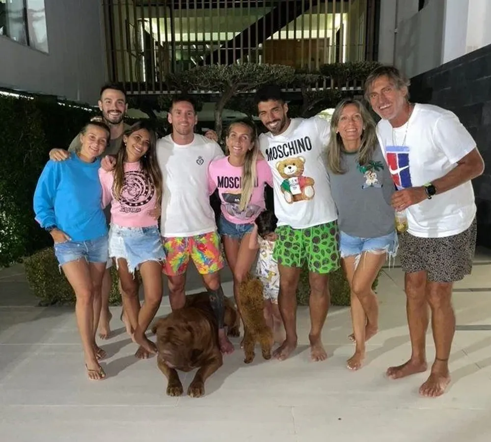 La foto de la familia de Luis Suárez acompañando a la familia de Lionel Messi en Barcelona
