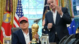 Donald Trump y Gianni Infantino, presidente de FIFA, en una reunión en la Casa Blanca junto a la Copa del Mundo