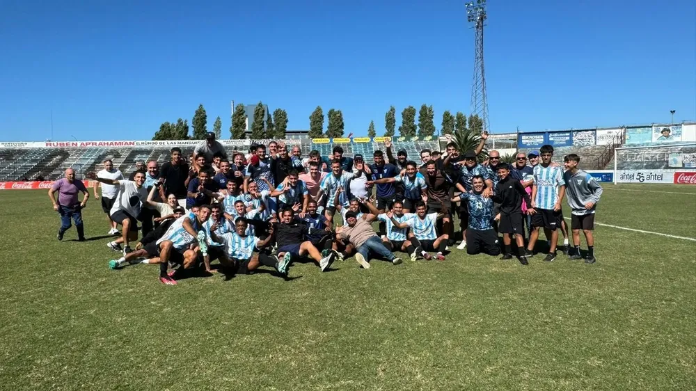 El plantel de Cerro festeja el triunfo clásico ante Rampla Juniors