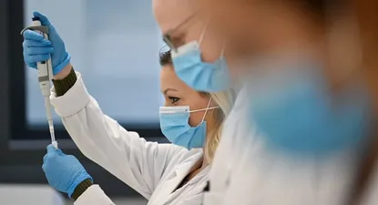 La comunidad científica global ha hecho muchos progresos en los últimos años para inspirar e involucrar a las niñas y mujeres en la ciencia