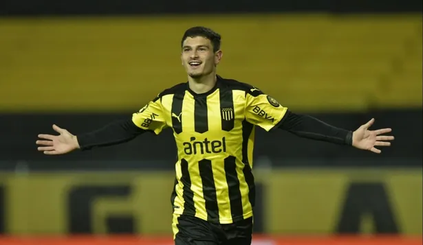 Agustín Álvarez Martínez de Peñarol celebra su primer tanto contra Boston River