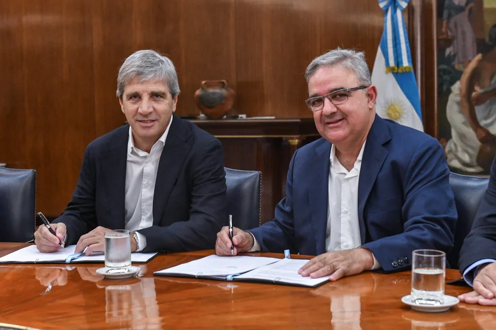 El Gobierno nacional y la provincia de Catamarca acordaron el traspaso del &nbsp;Establecimiento Minero Capillitas. En la foto: el ministro de Economía,&nbsp;Luis Caputo, y el gobernador de Catamarca, Raúl Jalil.