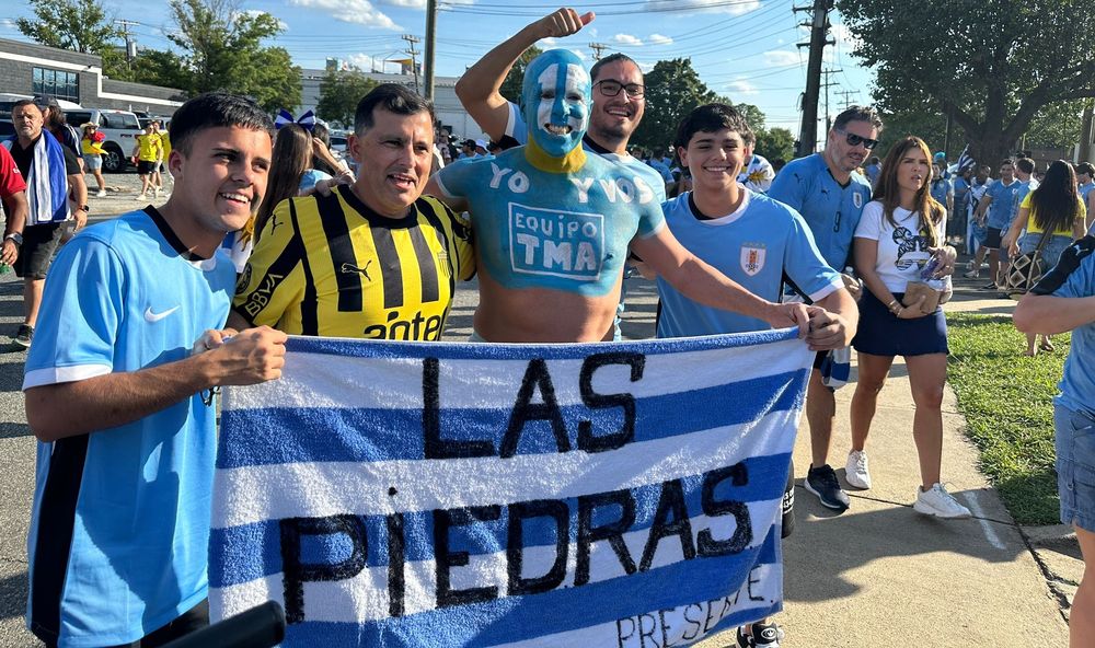 Los hinchas de la selección de Uruguay con el seguidor más famoso antes del partido ante Colombia por la Copa América 2024