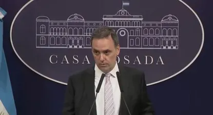 Adorni en conferencia