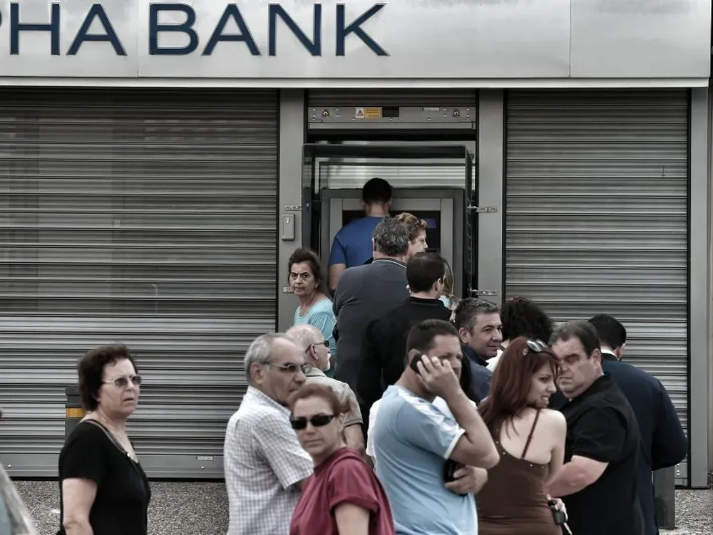 El gobierno limitó la extracción en cajeros a € 60 diarios. Desde el domingo se registran largas filas en los cajeros de Atenas