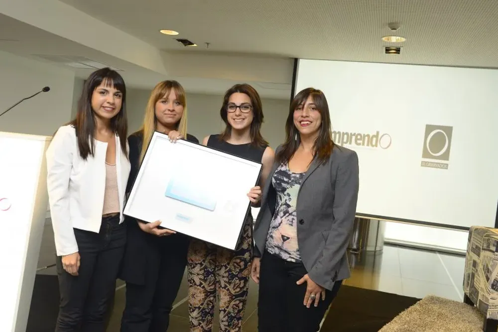 Las creadoras de ReservaTelo recibiendo su premio