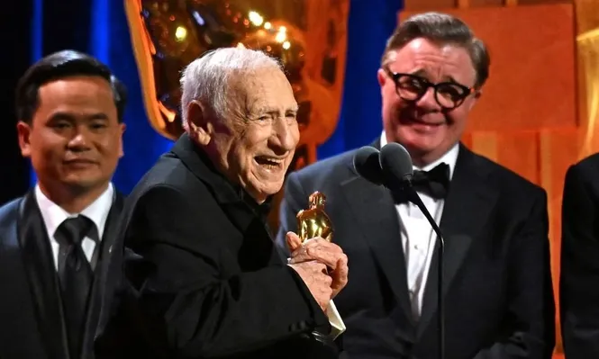 Mel Brooks recibiendo su premio