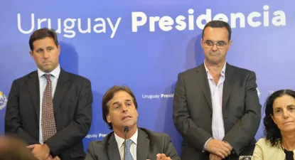 El presidente de BCU, Diego Labat, el presidente Lacalle Pou, el ministro de Desarrollo Social, Pablo Bartol, y la ministra de Economía, Azucena Arbeleche