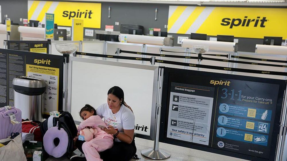 Cientos de pasajeros tuvieron que encontrar alternativas después del cierre inesperado de operaciones de Spirit.