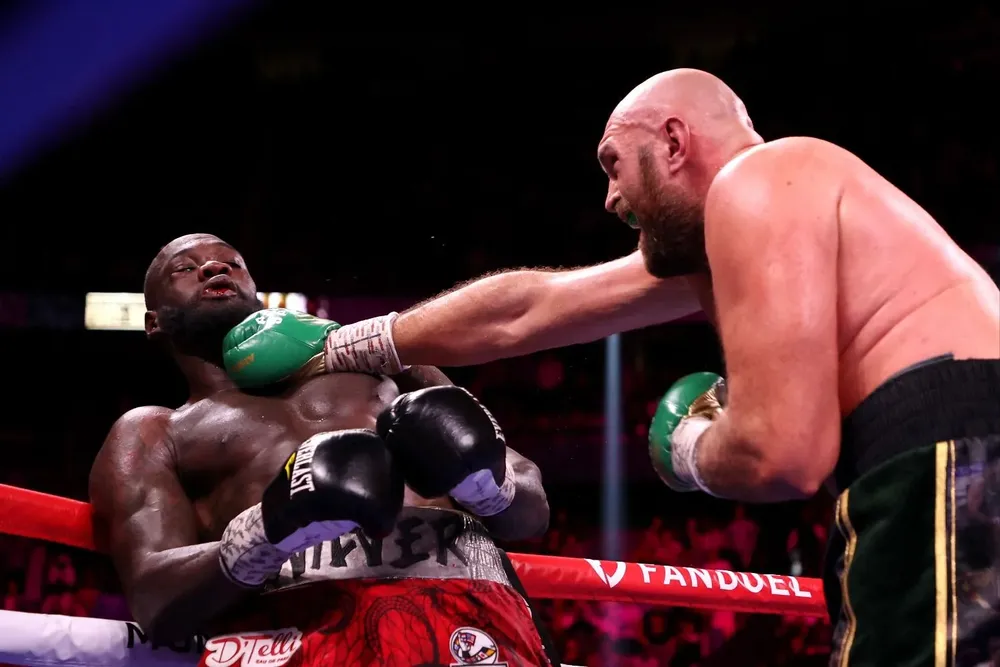 Tyson Fury golpeó con un gancho a Wilder y lo derribó varias veces