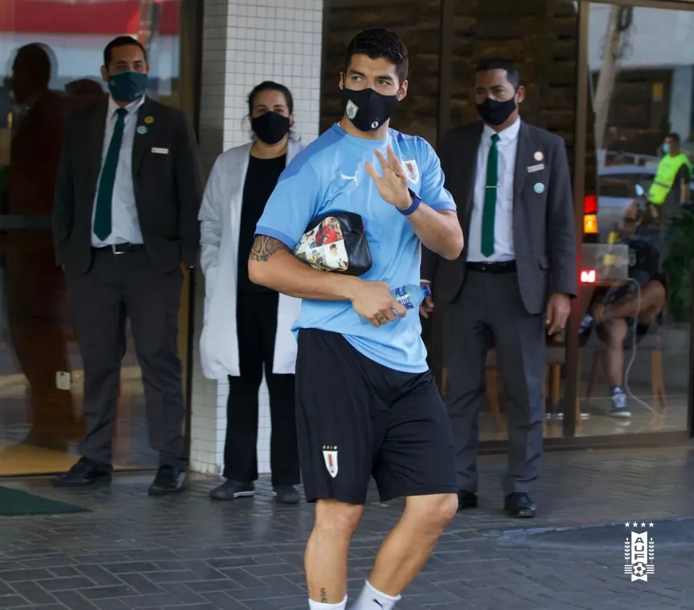Luis Suárez saliendo hacia el estadio de Cuiabá