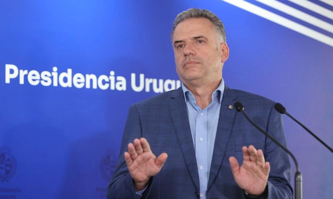 Yamandú Orsi en su regreso a Uruguay tras una visita oficial a Italia