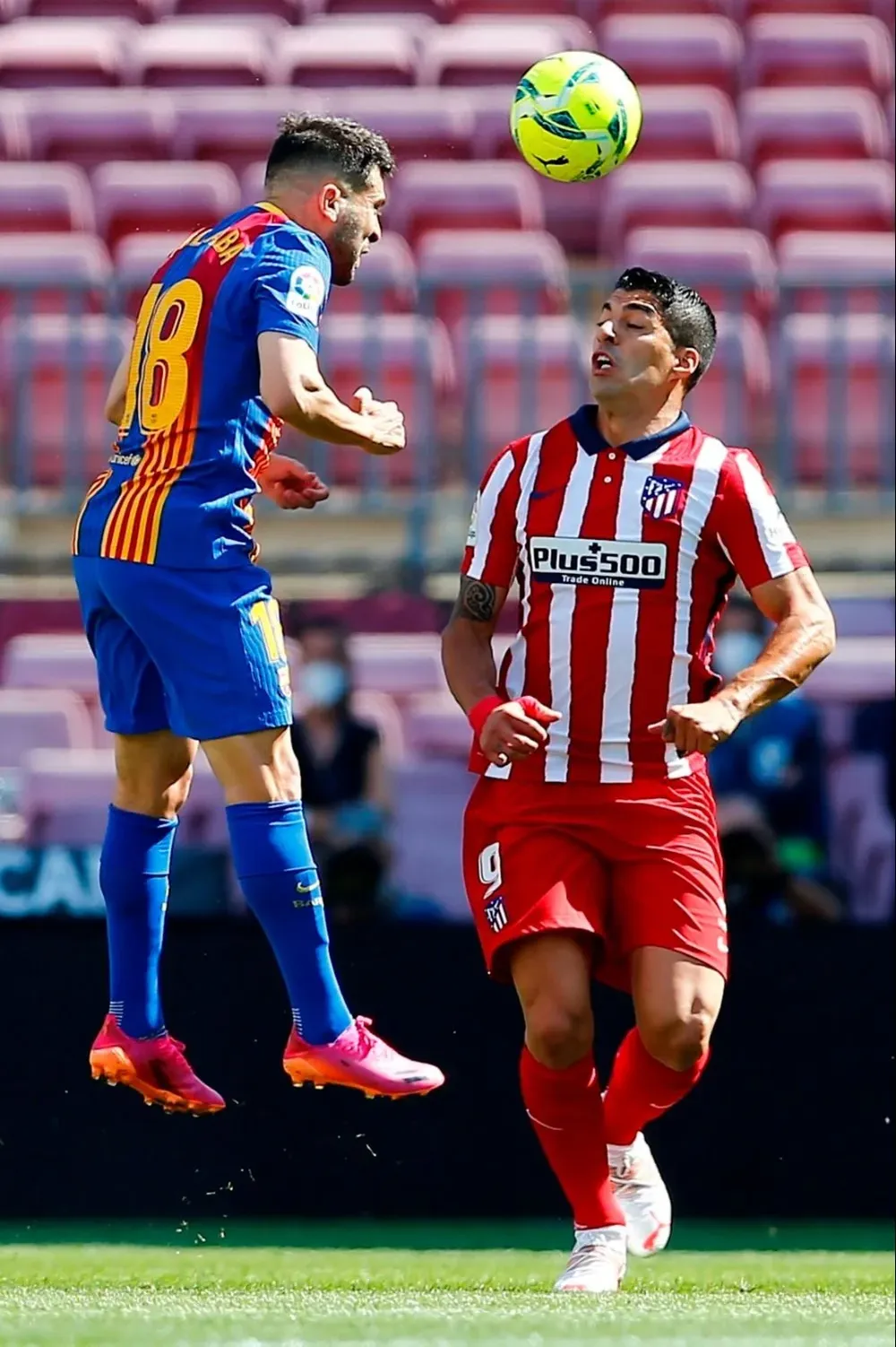 Luis Suárez es marcado por Jordi Alba