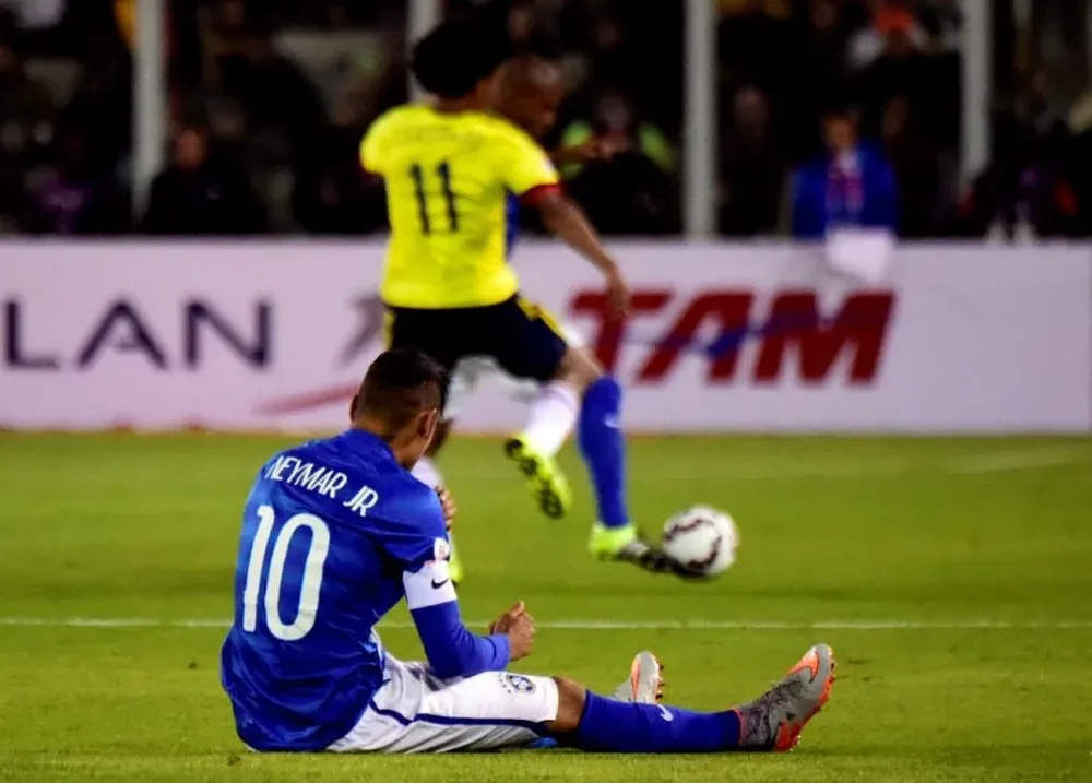 Neymar en el suelo, una constante, recibió 20 patadas ante Colombia, dijo Dunga