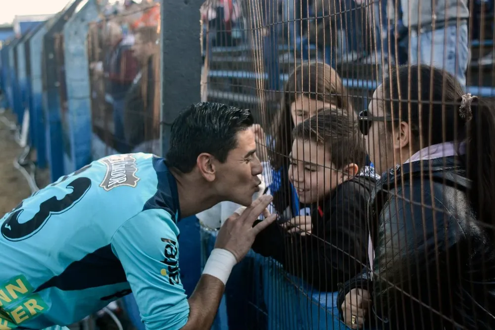 Ustari saluda a niños de Liverpool tras ganar el Intermedio
