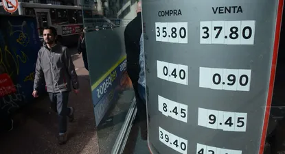 Nueva baja de tasas de la Fed fue insuficiente para calmar suba global del dólar