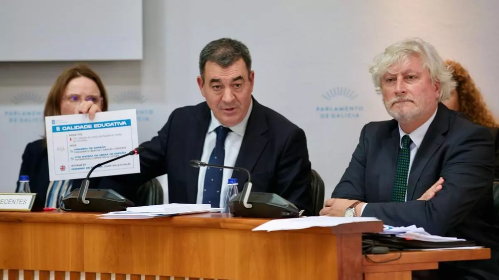 El consejero de Educación, Ciencia, Universidades, Román Rodríguez, en su comparecencia esta mañana en el Parlamento gallego