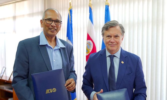 Muhammad Ibrahim (izquierda), ingeniero agrónomo guyanés, llega a la Dirección General del IICA para el período 2026-2030, tras dos mandatos consecutivos del médico veterinario argentino, Manuel Otero.