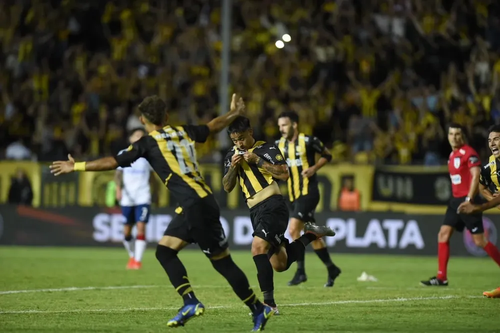 Cruz y su beso al escudo