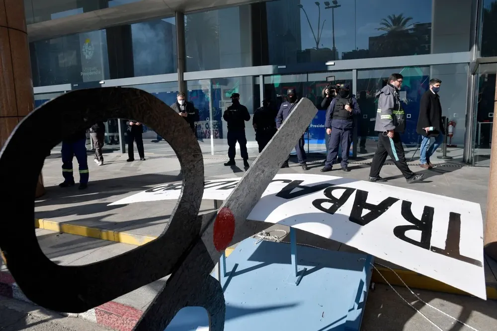Concentración de sindicatos y organizaciones de funcionarios públicos frente a la Torre Ejecutiva en julio de 2020.