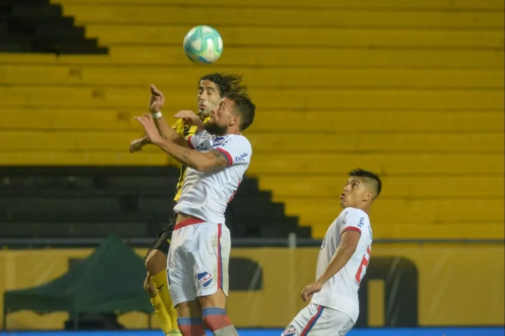 Clásico sin público en el Campeón del Siglo