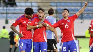 Iván Román de Chile celebra un golazo ante Uruguay