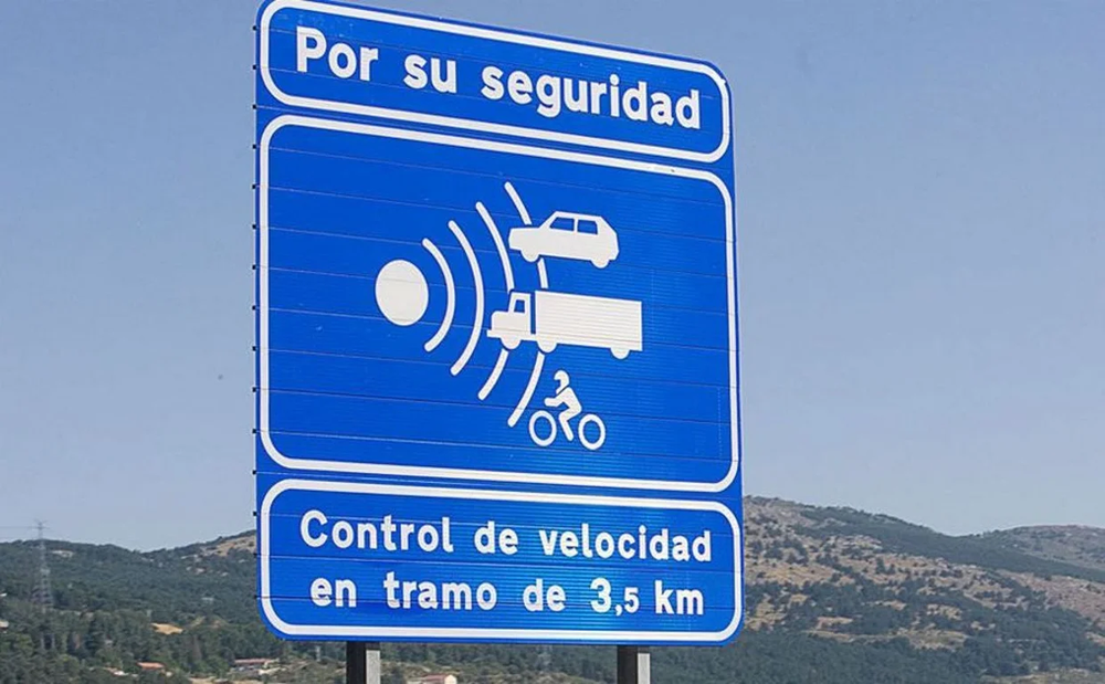 Señal indicadora de un radar de tramo en carretera. 