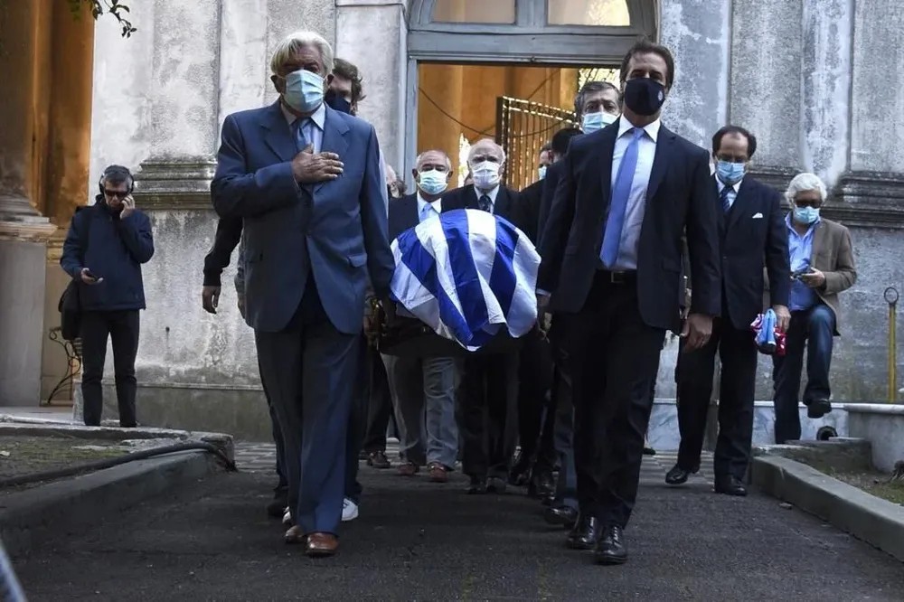 Luis Alberto Lacalle y Luis Lacalle Pou llevan el ataúd de Gonzalo Aguirre.