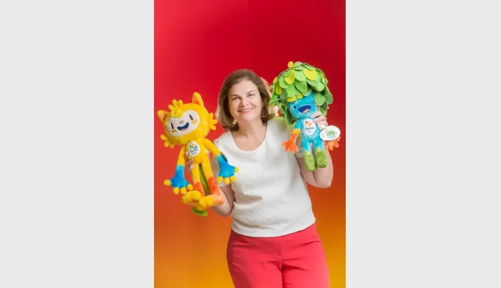 Sylmara Multini junto a los muñecos de las mascotas Vinicius y Tom