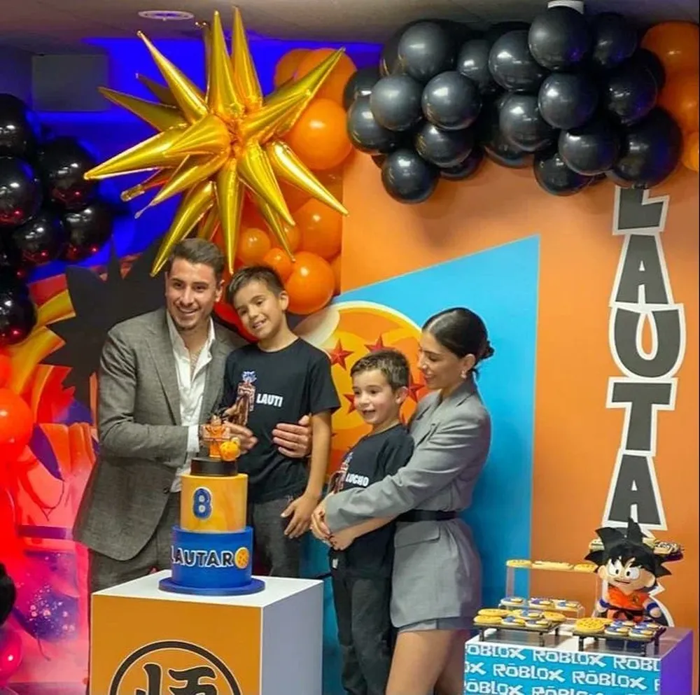 José María Giménez y su esposa, Regina Lafolla, celebran el cumpleaños de su hijo mayor, Lautaro