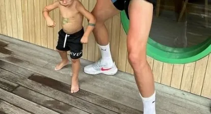 Federico Valverde junto a su hijo Benicio en plenas vacaciones
