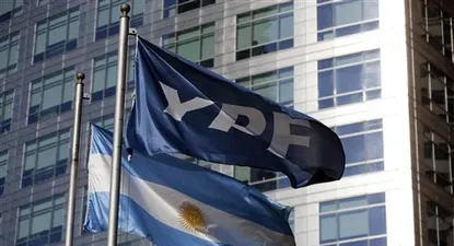 Cláusula obligaría a YPF a pagar una deuda de U$S 3 mil millones