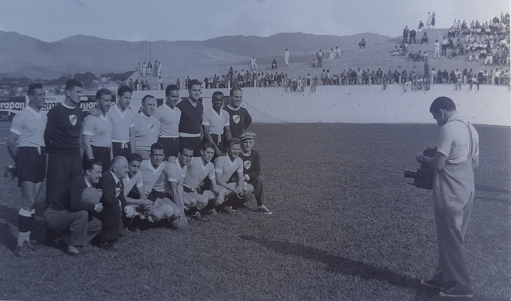 Una foto distinta: el Mono Schubert Gambetta, con la cámara de Alfredo Testoni, saca la fotografía de Uruguay en el debut del Mundial de Brasil 1950 ante Bolivia en Belo Horizonte; es la única toma en la que aparecen Juan Carlos González (en el medio, abrazando a Eusebio Ramón Tejera y quien luego se lesionaría y sería sustituido en el torneo por el propio Gambetta), y el Patrullero Ernesto Vidal, de puntero izquierdo. El Patrullero se lesionó y no pudo jugar el encuentro decisivo en Maracaná, por lo que es el gran olvidado de las fotos históricas de aquel equipo.