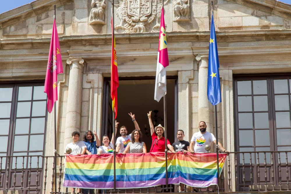 La justicia dio luz verde a la colocación de la bandera arcoíris en edificios públicos.