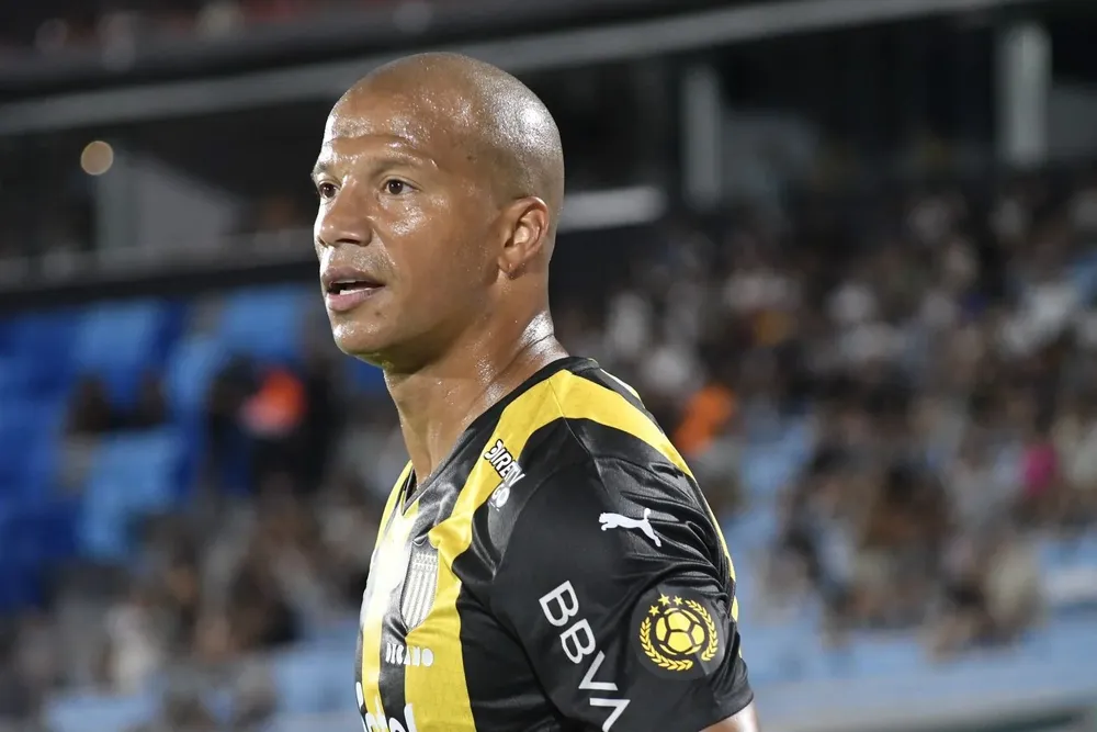 Carlos Sánchez sigue inamovible en la mitad de la cancha carbonera