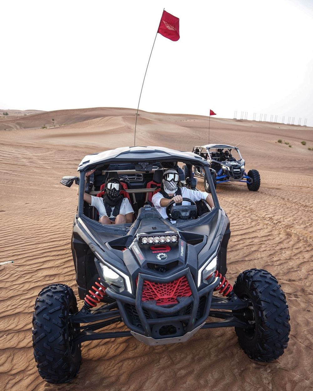 Facundo Pellistri al volante de un buggie y junto a su novia en las dunas del desierto de Dub&aacute;i