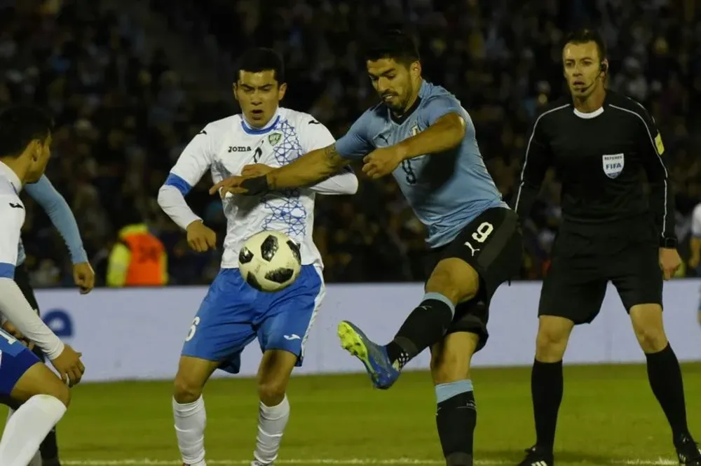 El abrazo entre Cavani y De Arrascaeta