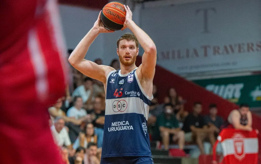 Mateo Bianchi en el partido entre Defensor y Welcome