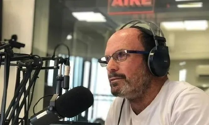 Nacho Álvarez conduce La Pecera en Azul FM