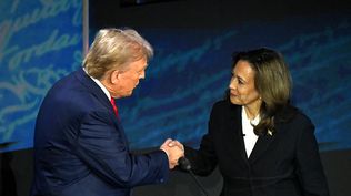 Donald Trump y Kamala Harris se dieron la mano al inicio del debate del 10 de septiembre