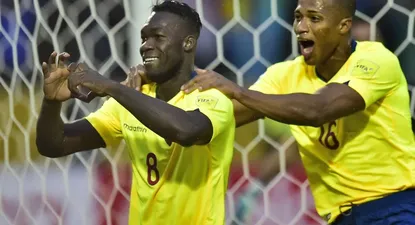 Miller Bolaños festeja su gol con Antonio Valencia; Ecuador derrotó a Bolivia por 2 a 0