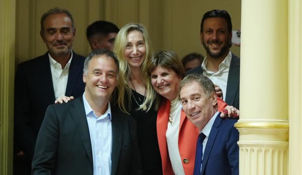 Manuel Adorni se desploma en las encuestas, pero Javier Milei continúa liderando la intención de voto.