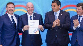 Gianni Infantino, presidente de FIFA, recibiendo la candidatura del Mundial 2030 junto a Alejandro Domínguez, presidente de Conmebol, e Ignacio Alonso 