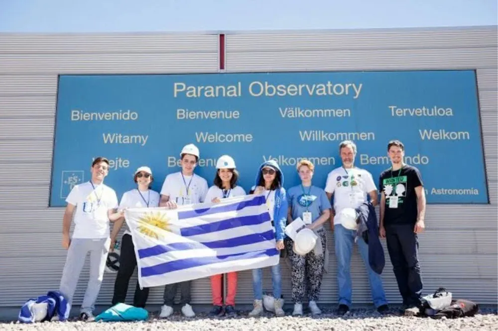 Los cinco jóvenes contando desde la izquierda y los tres líderes que fueron con ellos