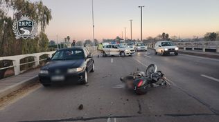 Siniestro de tránsito deja a un motociclista grave y Ruta 5 totalmente cortada en los accesos a Montevideo
