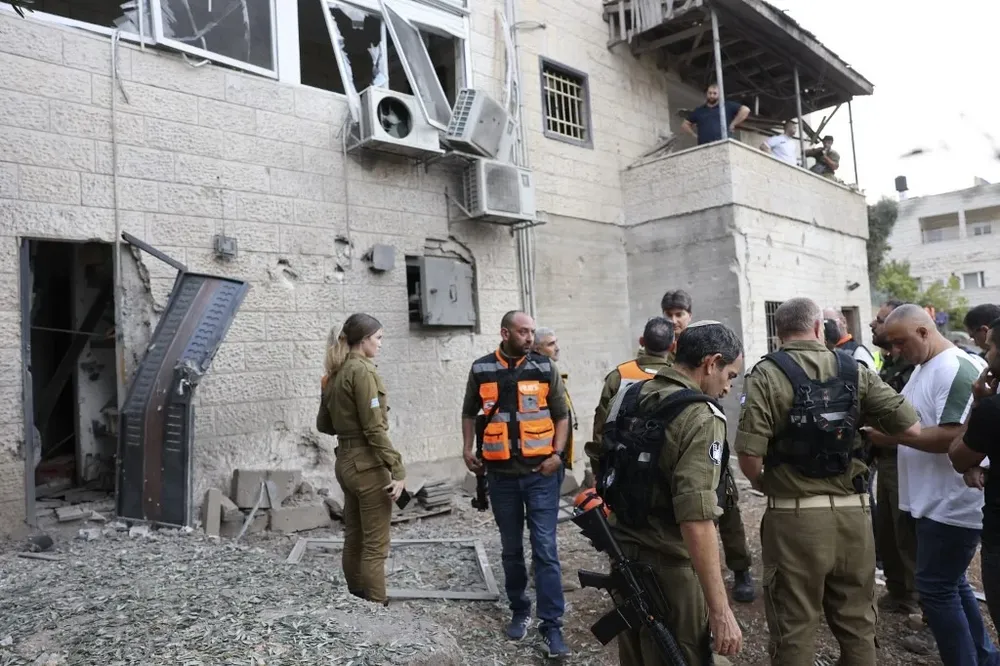 Fuerzas israelíes evalúan los daños del bombardeo sobre Abu Ghosh, cerca de Jerusalén.