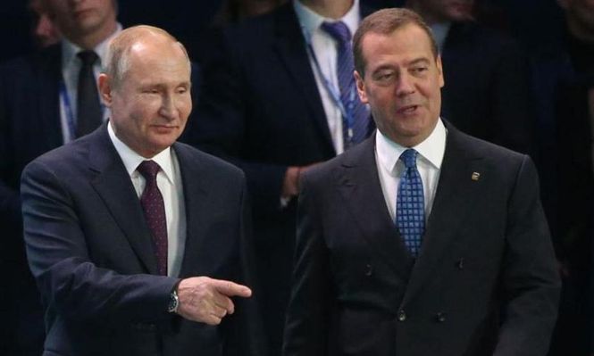 El expresidente ruso Dmitri Medvédev (derecha) se ha enfrentado a Donald Trump en las redes sociales en los últimos días.