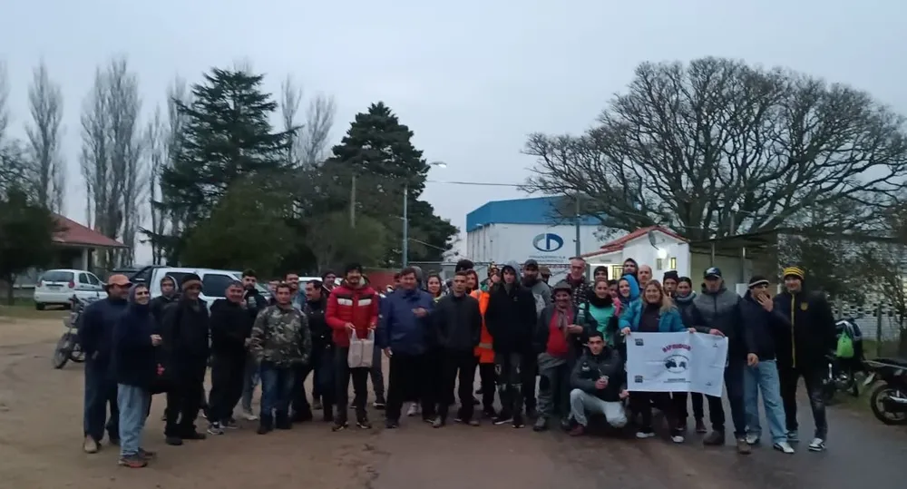 Trabajadores de Frigocerro, delante de la planta ubicada en Santa Bernardina.